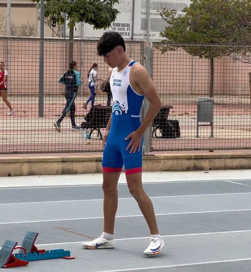 Una atleta del club en los tacos de salida